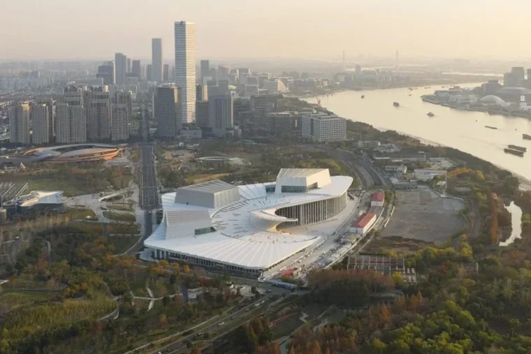 Le Grand Opéra de Shanghai : la spirale blanche de Snøhetta s'apprête à transformer la skyline culturelle chinoise