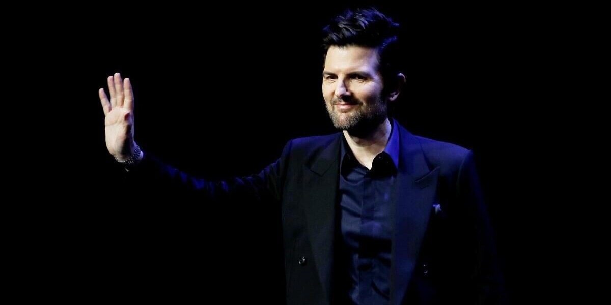 Award à Canneseries et rend un hommage bouleversant à sa femme Naomi — Adam Scott reçoit le Canal+ Icon Award à Canneseries et rend un hommage bouleversant à sa femme Naomi