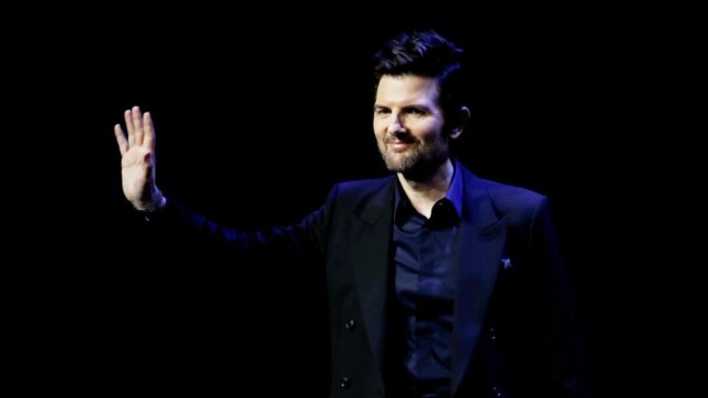Award à Canneseries et rend un hommage bouleversant à sa femme Naomi — Adam Scott reçoit le Canal+ Icon Award à Canneseries et rend un hommage bouleversant à sa femme Naomi Award à Canneseries et rend un hommage bouleversant à sa femme Naomi — Adam Scott reçoit le Canal+ Icon Award à Canneseries et rend un hommage bouleversant à sa femme Naomi