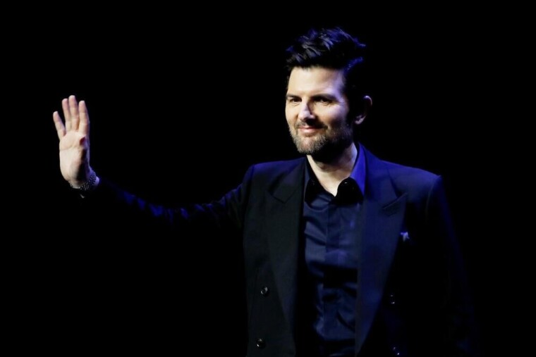 Award à Canneseries et rend un hommage bouleversant à sa femme Naomi — Adam Scott reçoit le Canal+ Icon Award à Canneseries et rend un hommage bouleversant à sa femme Naomi