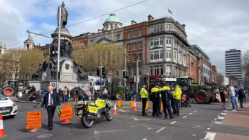 Irlande : la police intervient face à un blocage inédit des infrastructures pétrolières sur fond de flambée des prix