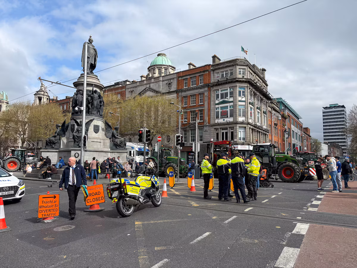 Ireland: Police intervene in response to an unprecedented blockade of oil infrastructure amid soaring prices