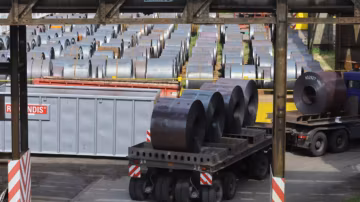 L’UE durcit le ton sur l’acier et réduit drastiquement ses importations