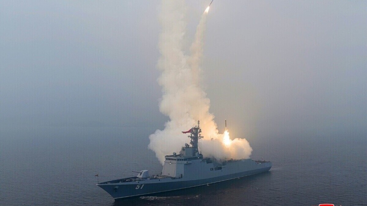 La Corée du Nord teste des missiles depuis un destroyer et renforce sa démonstration de force navale