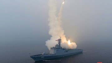La Corée du Nord teste des missiles depuis un destroyer et renforce sa démonstration de force navale