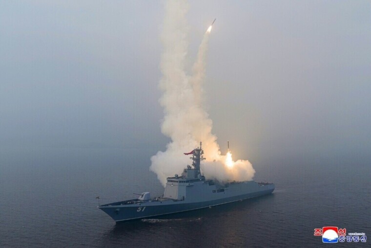 La Corée du Nord teste des missiles depuis un destroyer et renforce sa démonstration de force navale