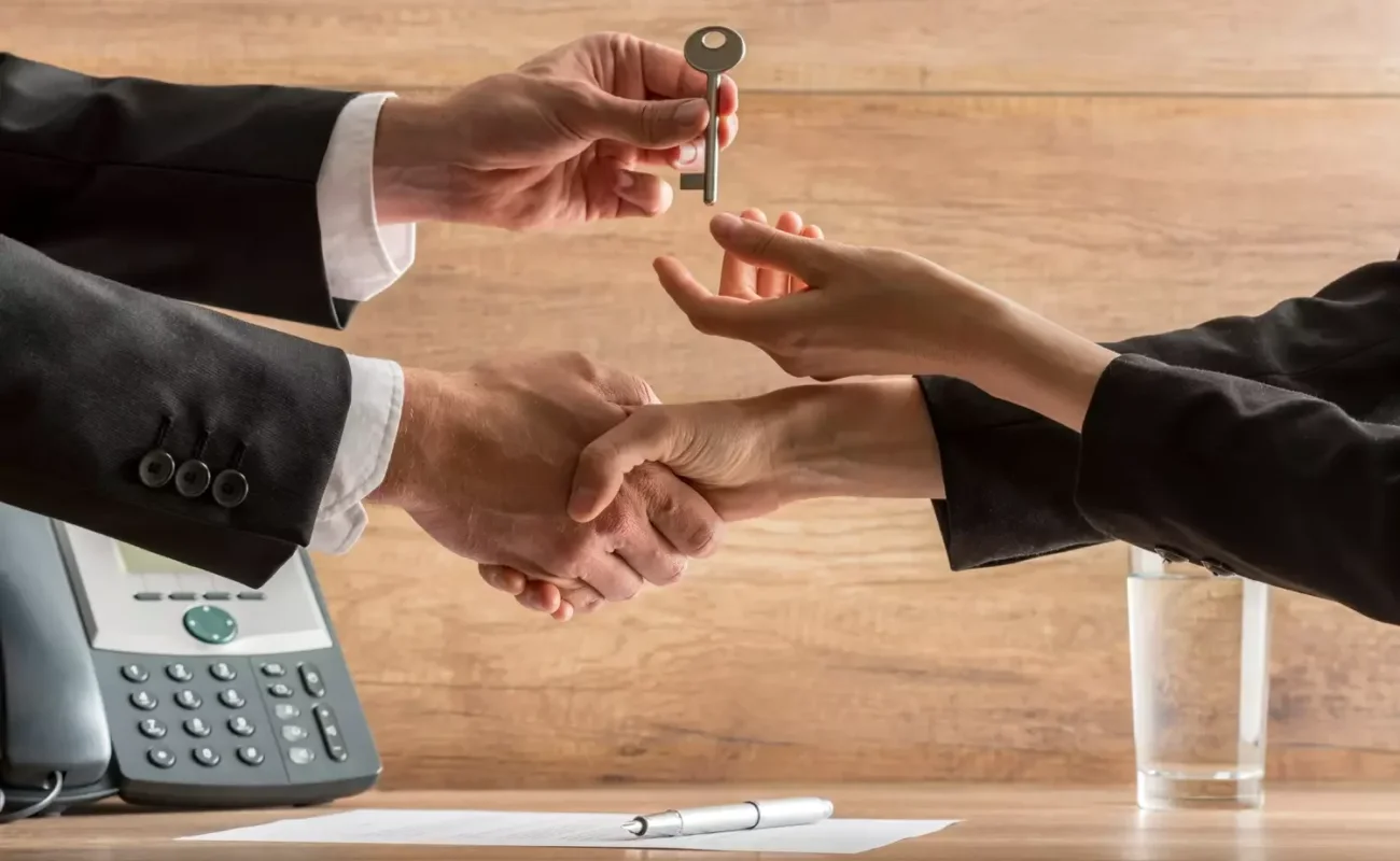 La transmission d’entreprise érigée en priorité économique face à une vague de départs à la retraite