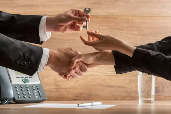 La transmission d’entreprise érigée en priorité économique face à une vague de départs à la retraite