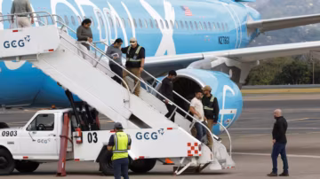 Le Costa Rica accueille ses premiers migrants expulsés par les États-Unis dans le cadre d’un accord controversé