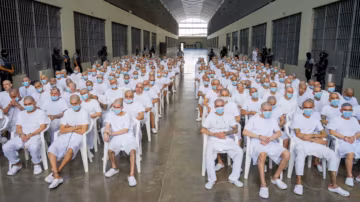 Le Salvador lance un procès de masse contre près de 500 membres présumés de gangs