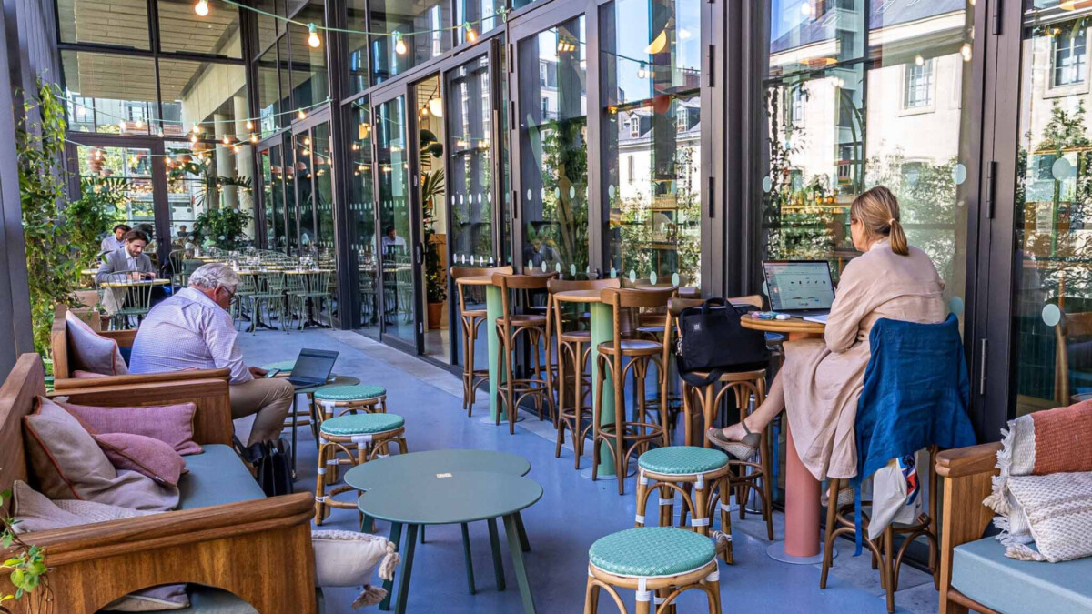 Le boom des cafés hybrides : coworking, lifestyle et nouvelle sociabilité urbaine