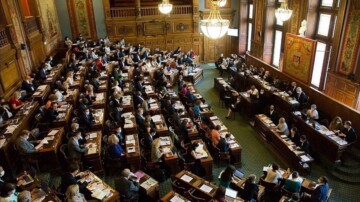 Le conseil de Paris adopte un plan de 20 millions d’euros pour le périscolaire sur fond de tensions sociales