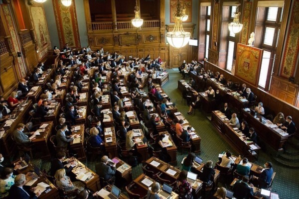 Le conseil de Paris adopte un plan de 20 millions d’euros pour le périscolaire sur fond de tensions sociales Le conseil de Paris adopte un plan de 20 millions d’euros pour le périscolaire sur fond de tensions sociales
