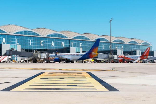 Les compagnies aériennes renforcent leur offre pour la saison estivale en Espagne