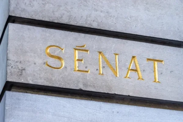 I senatori del partito LR vogliono tagliare i fondi agli enti statali, prendendo di mira ANRU e ARS.