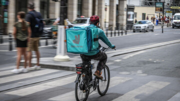 Livreurs à bout de souffle, Deliveroo et Uber visés par une plainte pour « traite d'êtres humains »