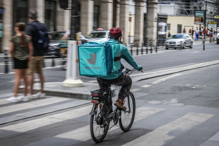 Livreurs à bout de souffle, Deliveroo et Uber visés par une plainte pour « traite d'êtres humains »
