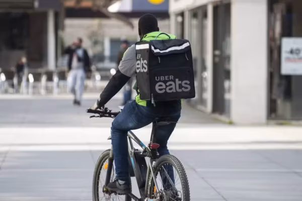 Livreurs à vélo : un rapport dénonce des conditions de travail dégradées et des revenus insuffisants