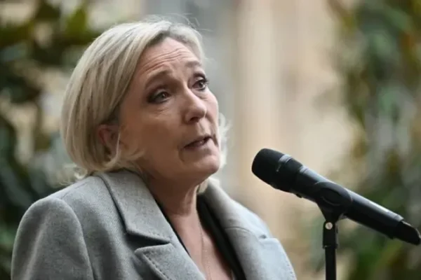 Marine Le Pen vise un duel RN bloc central en 2027