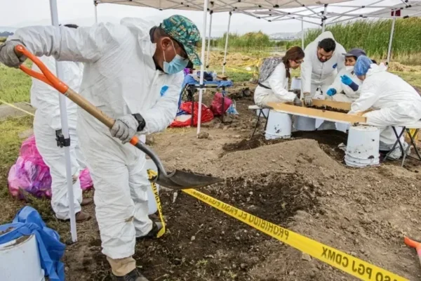 メキシコ：湖の近くで1000体以上の人骨が発見され、捜索をめぐる論争が拡大