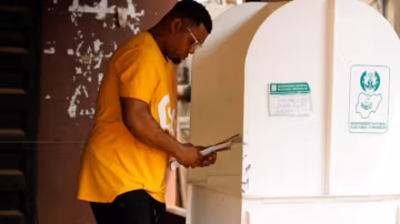 Nigeria : durcissement des règles audiovisuelles avant les élections, inquiétudes sur la liberté d’expression