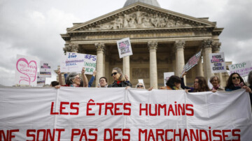 Paris : 500 manifestants pour l’abolition de la prostitution dix ans après la loi de 2016