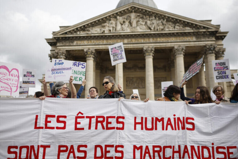 Paris : 500 manifestants pour l’abolition de la prostitution dix ans après la loi de 2016