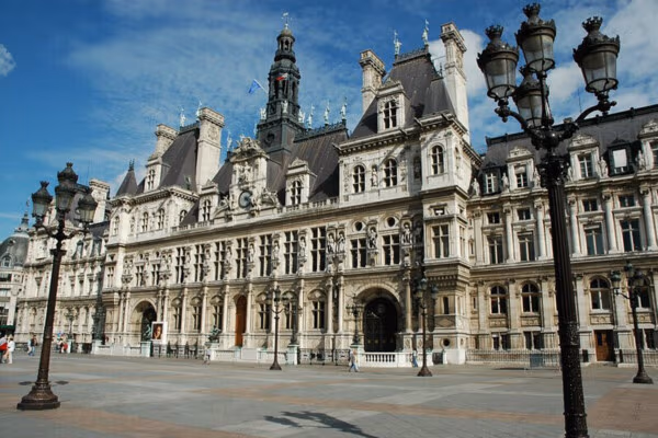 Paris : des ménages précaires installent un campement devant l’Hôtel de Ville pour réclamer un relogement