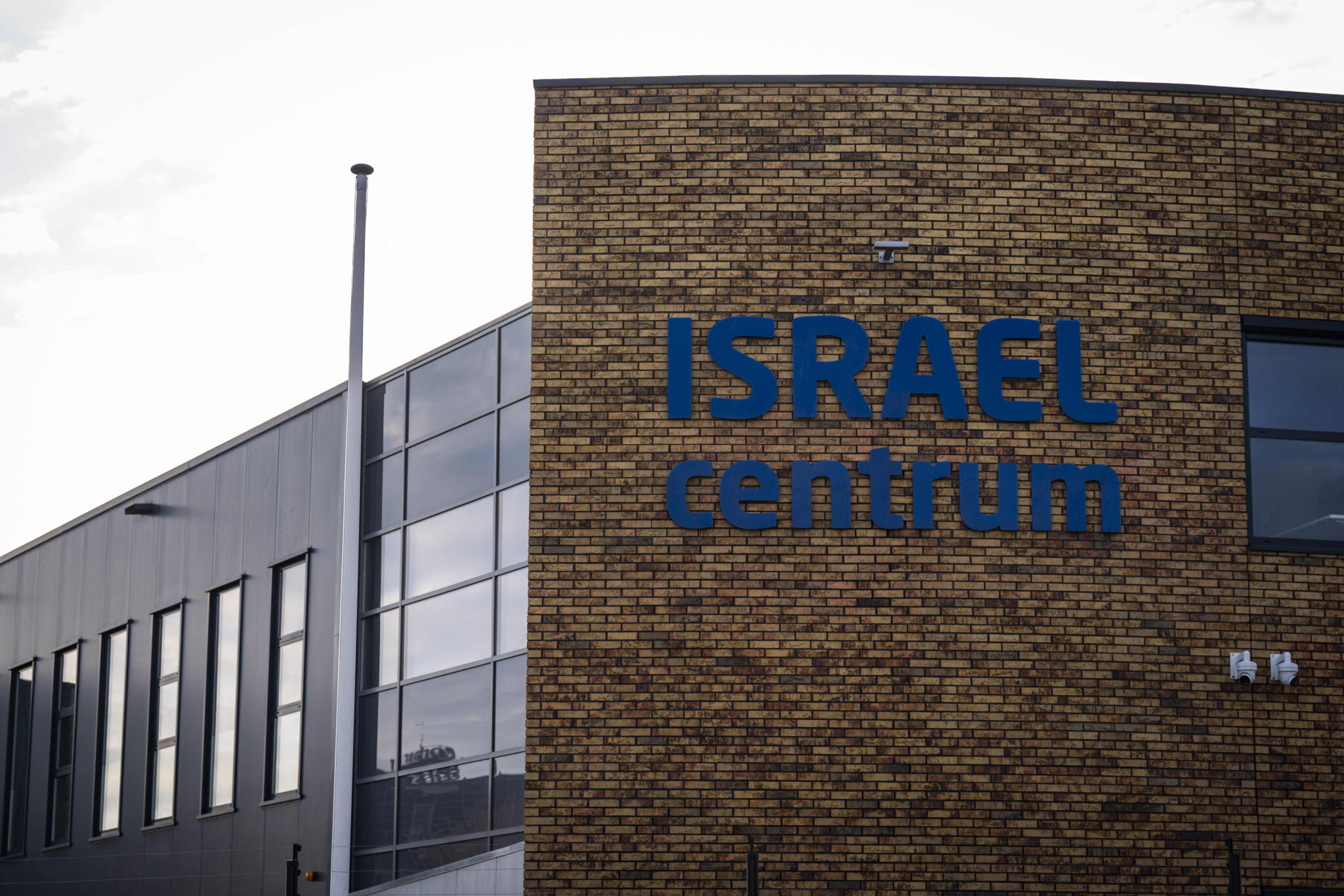 Netherlands: Explosion targets Israeli center, police investigate