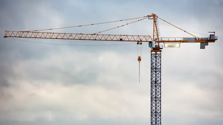 Permis de construire: le neuf relève la tête en mars, sans crier victoire