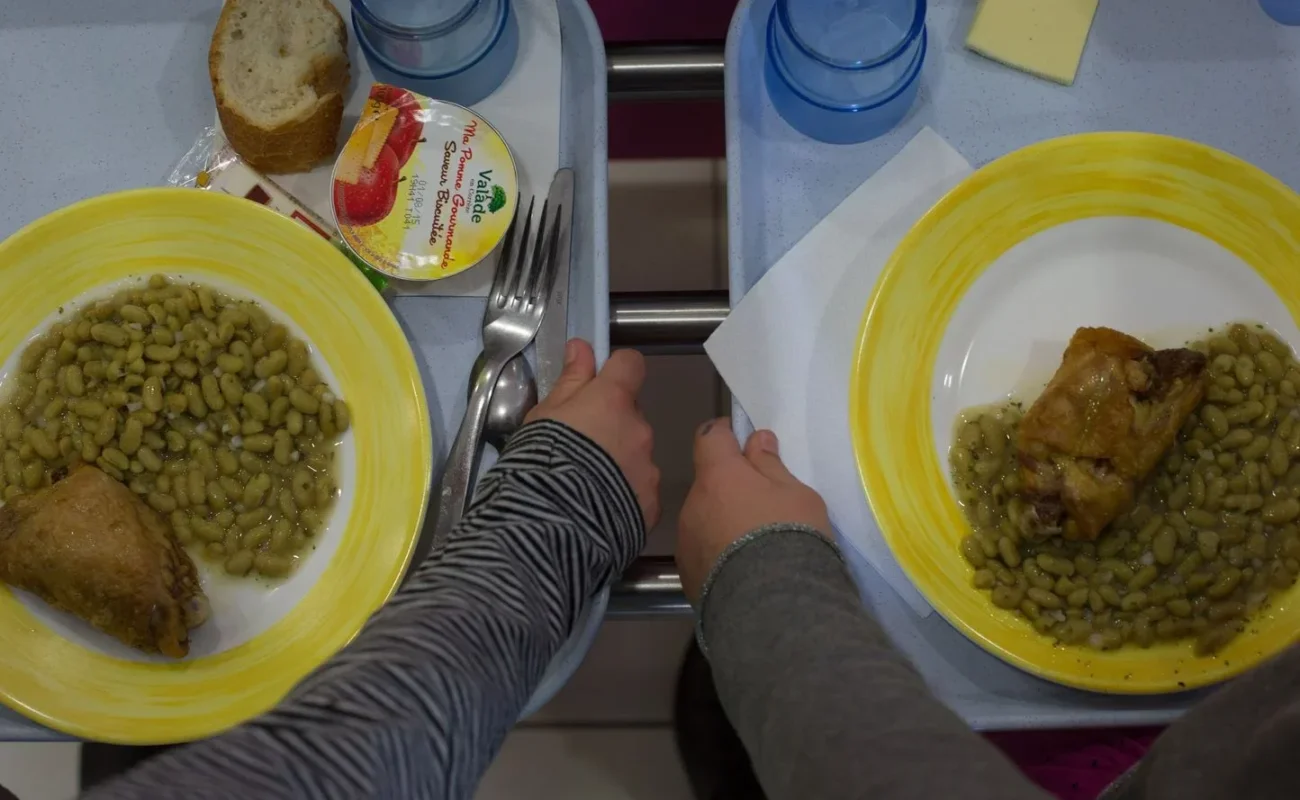 Plastique à la cantine : le gouvernement veut clarifier une interdiction fragilisée
