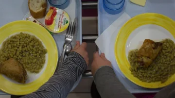 Plastique à la cantine : le gouvernement veut clarifier une interdiction fragilisée