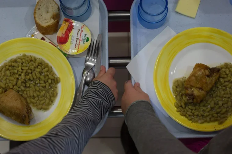 Plastique à la cantine : le gouvernement veut clarifier une interdiction fragilisée