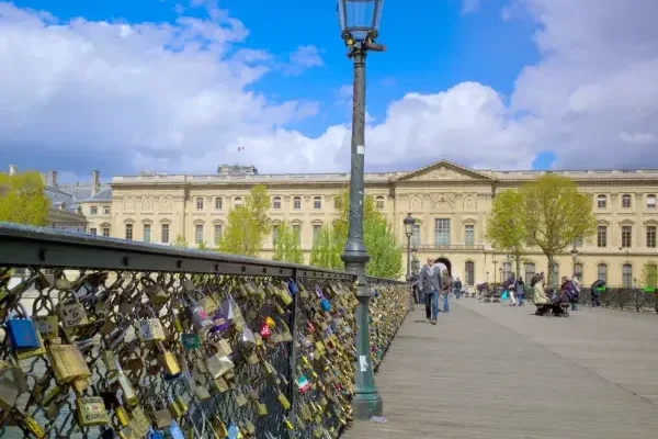 Pont des Arts: le bois craque déjà, Paris promet un nouveau chantier