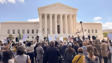 Roundup au cœur de la tempête : Bayer défendu devant la Cour suprême sous la pression de manifestants anti-pesticides