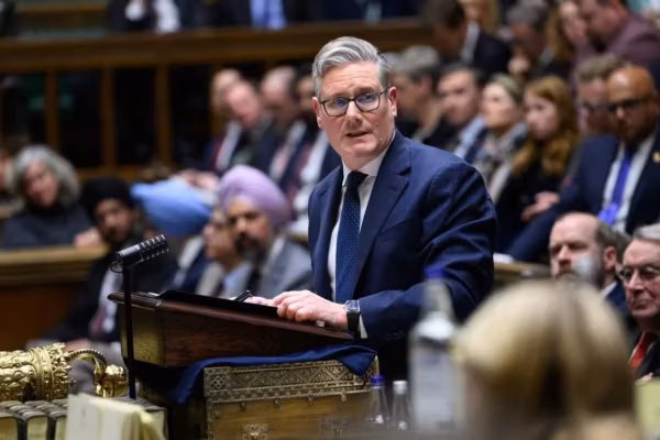 Royaume-Uni : Keir Starmer sous pression après de nouvelles révélations sur Mandelson et l’affaire Epstein