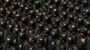 Russie : un défilé militaire sans armement pour marquer l’anniversaire de la guerre en Ukraine