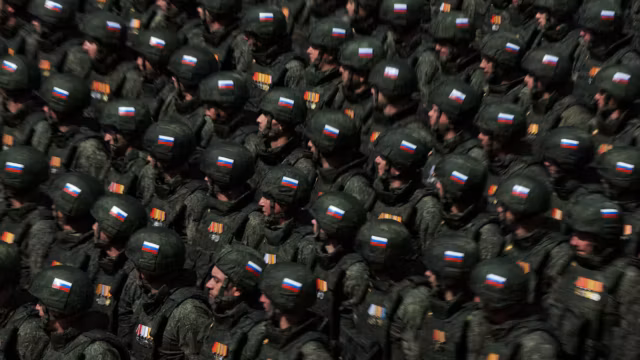 Russie : un défilé militaire sans armement pour marquer l’anniversaire de la guerre en Ukraine