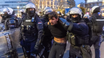 Serbie : tensions à Belgrade après une perquisition controversée, étudiants et police s’affrontent