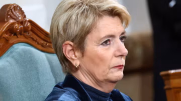 Suisse : la ministre des Finances porte plainte après une insulte générée par une IA sur X