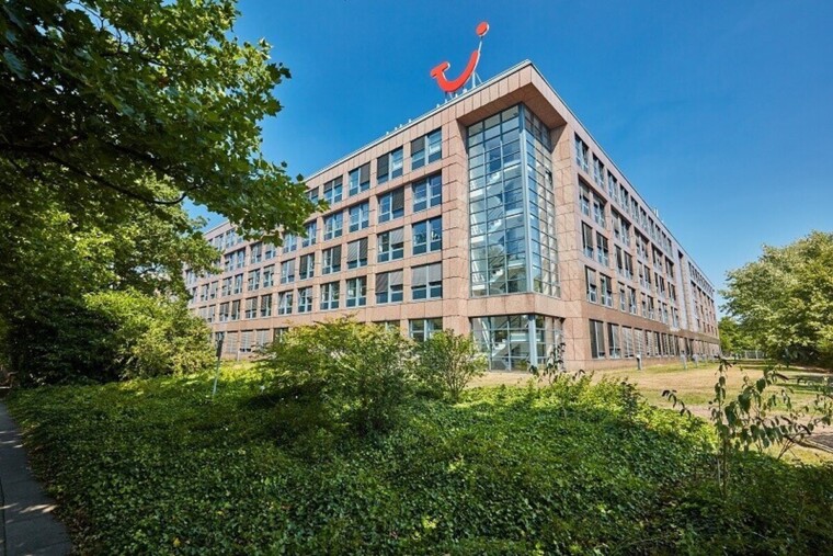 TUI revoit sa copie face à la guerre et refroidit ses ambitions pour 2025-2026