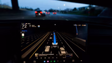 Tesla strebt die europäische Zulassung für sein autonomes Fahrsystem FSD an.