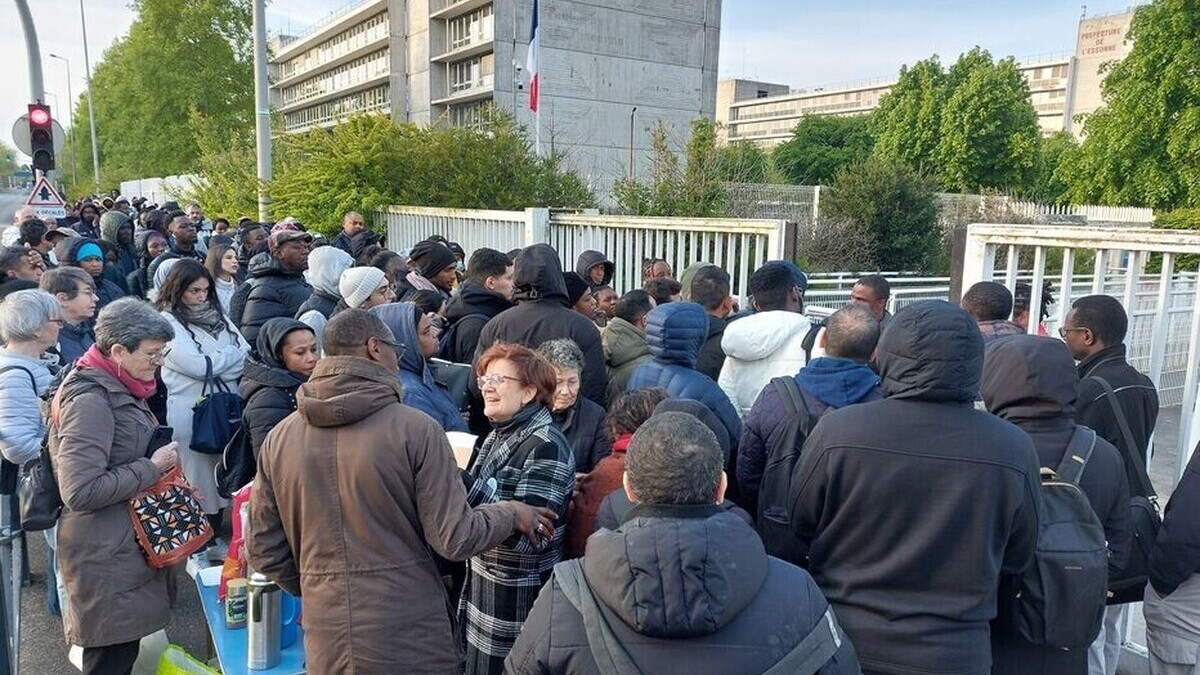 Titres de séjour: 500 vacataires annoncés, les files d'attente restent à dompter