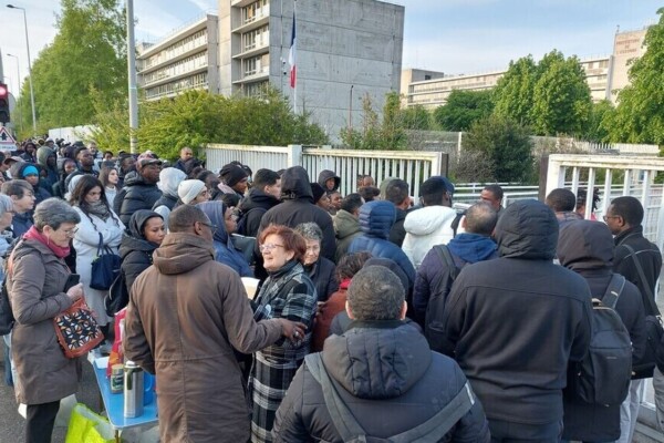 Titres de séjour: 500 vacataires annoncés, les files d'attente restent à dompter