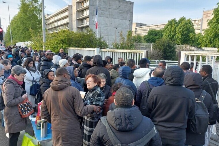 Titres de séjour: 500 vacataires annoncés, les files d'attente explosent