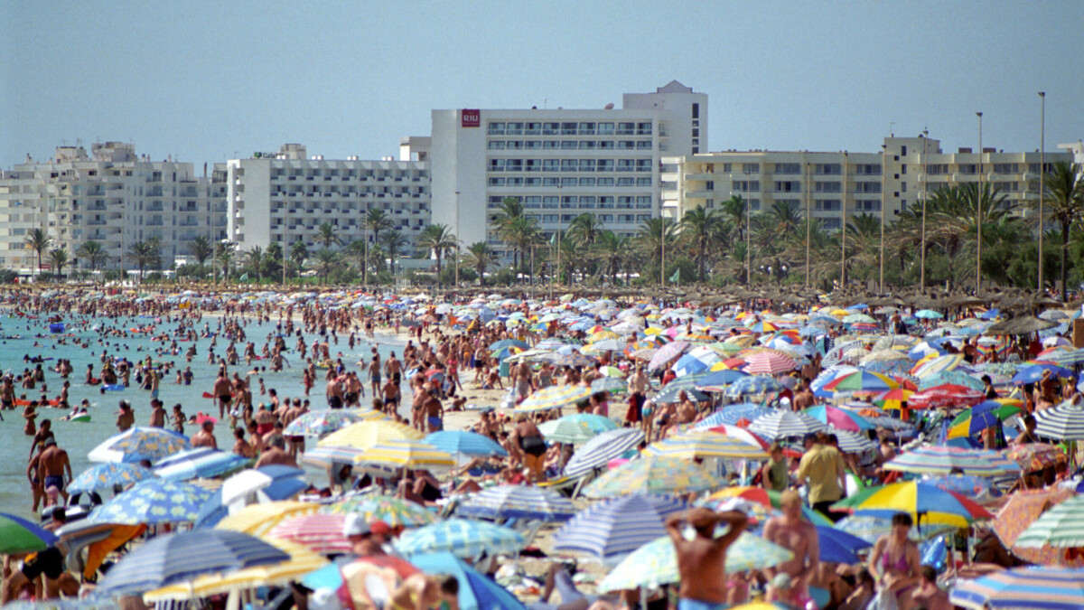 Tourisme de masse en Méditerranée : prospérité fragile ou désastre annoncé ?