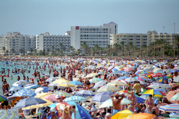 Tourisme de masse en Méditerranée : prospérité fragile ou désastre annoncé ?