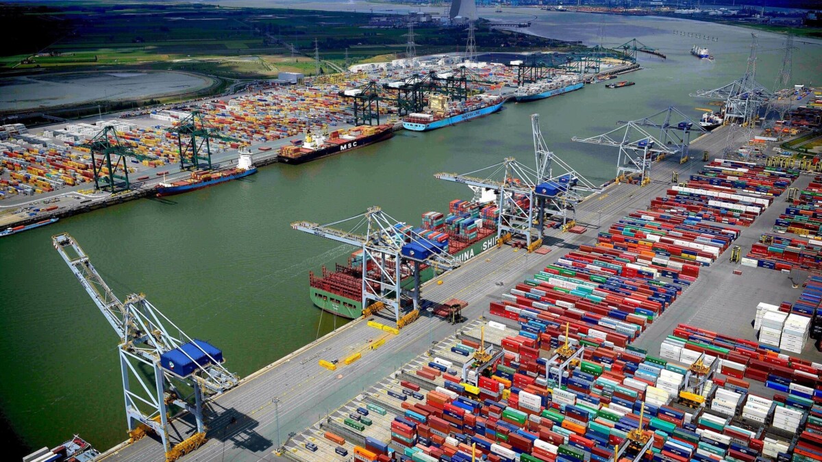 Trafic perturbé au port d’Anvers après une fuite de pétrole dans l’Escaut