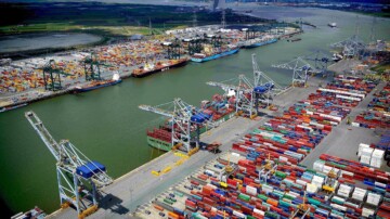 Trafic perturbé au port d’Anvers après une fuite de pétrole dans l’Escaut