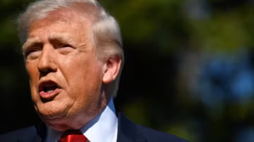 Trump participe au dîner des correspondants de la Maison-Blanche après des années de boycott